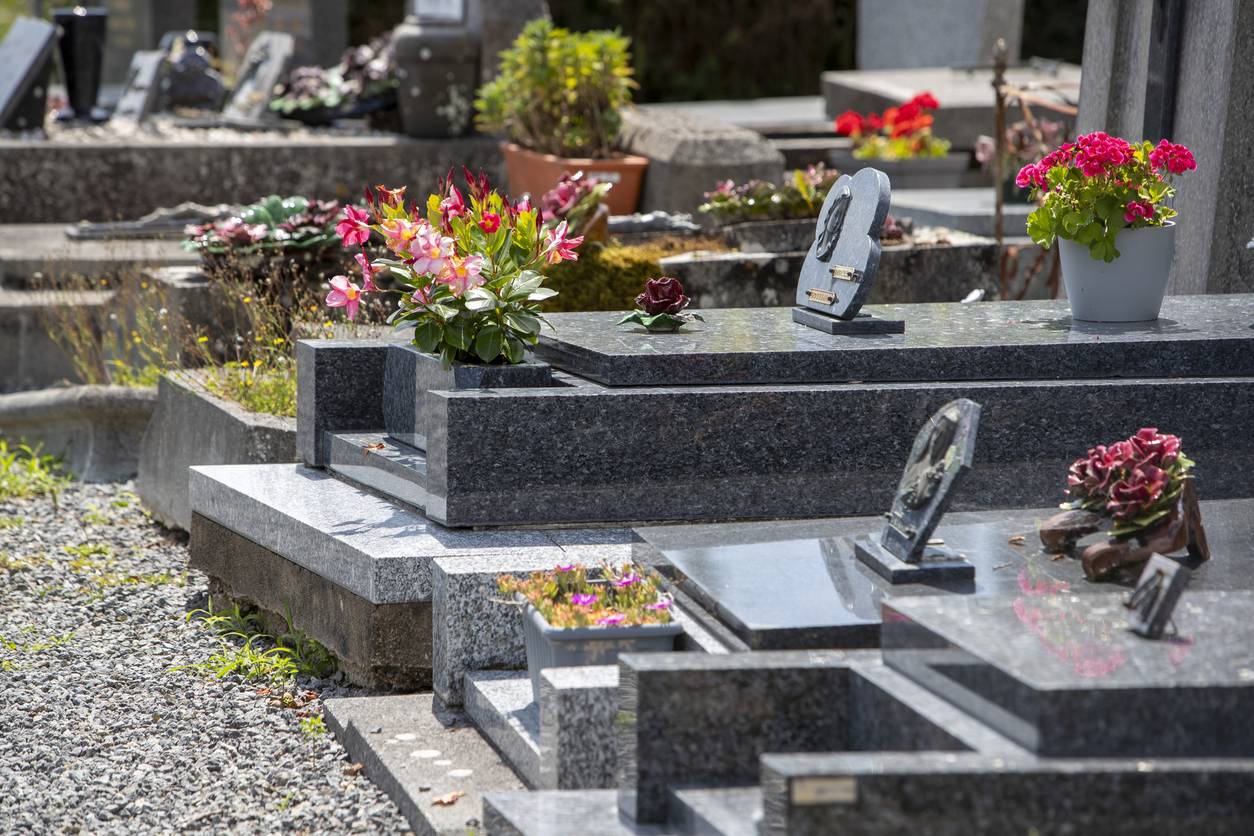 cimetière tombe hommage plaque funéraire personnalisation