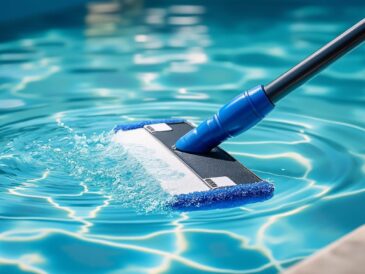 découvrez comment utiliser un filet de piscine avec manche télescopique pour entretenir efficacement votre bassin et prolonger sa durée de vie.