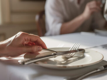 découvrez pourquoi la position des couverts à la fin d'un repas est essentielle et ce qu'elle signifie dans les règles de savoir-vivre à table.
