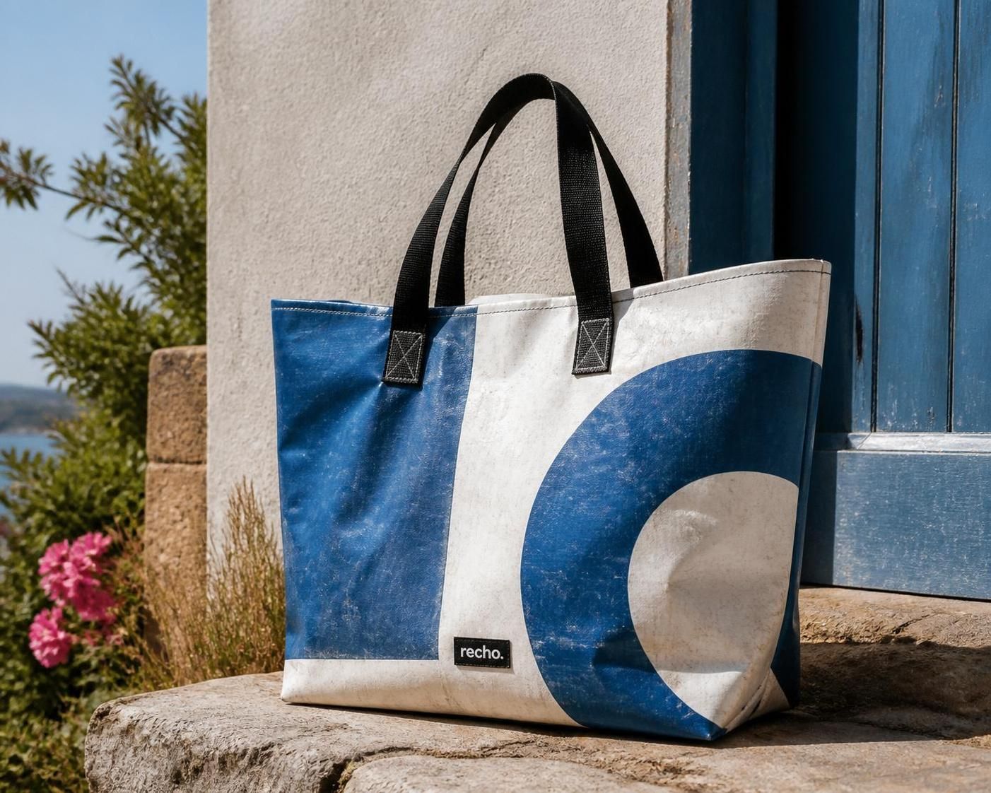 découvrez notre sac cabas en bâche camion recyclée, une solution écologique et résistante pour remplacer les sacs en plastique. adoptez un style durable et responsable au quotidien.