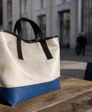 découvrez notre sac cabas en bâche de camion recyclée, une alternative écologique et résistante aux sacs en plastique pour un mode de vie durable.