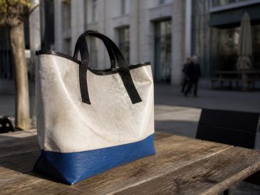 découvrez notre sac cabas en bâche de camion recyclée, une alternative écologique et résistante aux sacs en plastique pour un mode de vie durable.