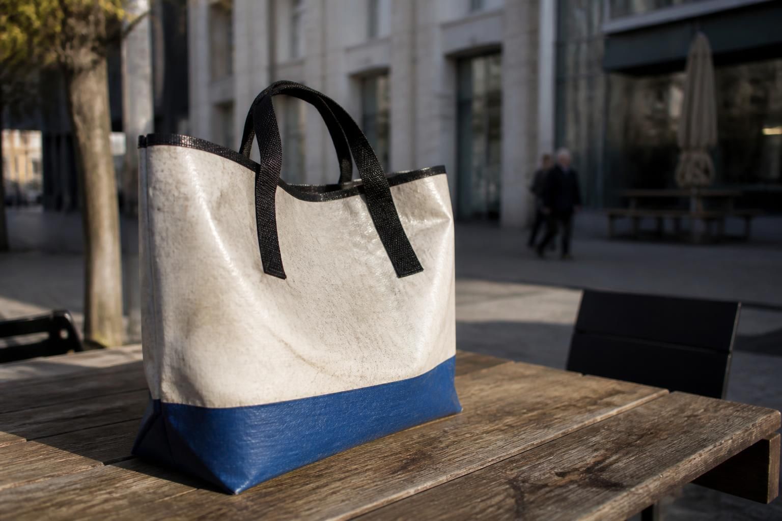 découvrez notre sac cabas en bâche de camion recyclée, une alternative écologique et résistante aux sacs en plastique pour un mode de vie durable.
