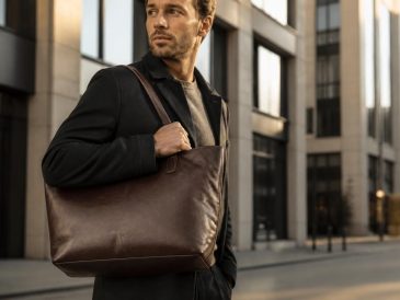 découvrez le sac cabas masculin élégant, l'accessoire parfait alliant style et praticité pour l'homme moderne soucieux de son apparence.
